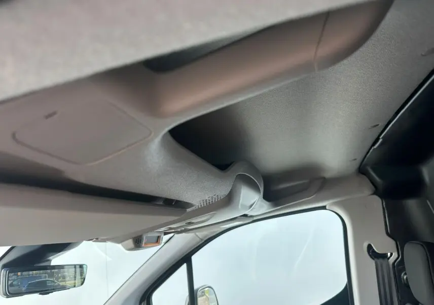 Poignée de porte noire côté droit sur porte blanche Icy d'un Citroën Berlingo III Van Taille M 2026.