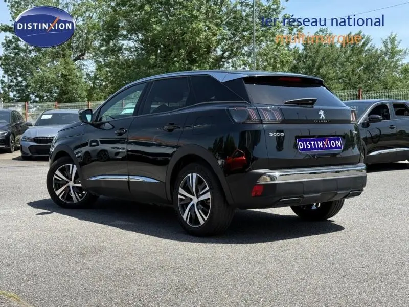 Peugeot 3008 Hybride Rechargeable noir Perla Nera, vue 3/4 arrière droit avec jantes alu et feux LED distinctifs.