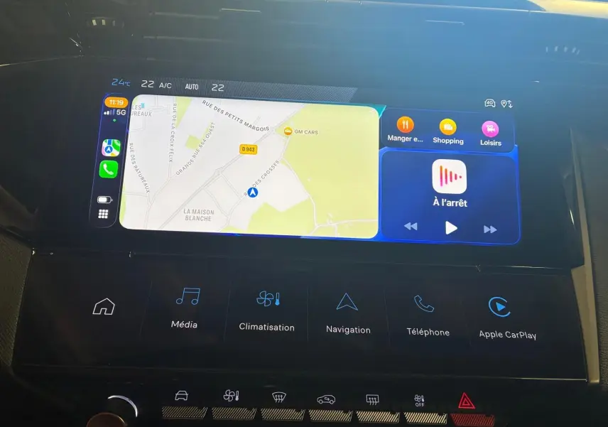Écran tactile central du tableau de bord de la Peugeot 308 gris, affichant la navigation et Apple CarPlay.