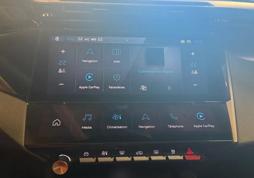 Vue rapprochée de l’écran tactile central de la Peugeot 308 gris, affichant les options de navigation et Apple CarPlay.