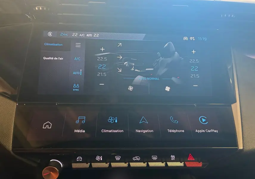 Écran tactile central de la Peugeot 308 gris 2025 montrant les réglages de climatisation et les options multimédia.