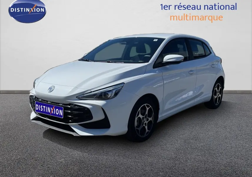 MG3 1.5L Hybrid+ 195ch en Dover White, vue 3/4 avant droit avec jantes alliage et calandre noire distinctive.