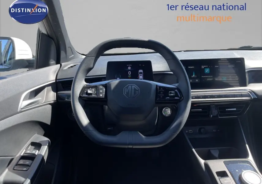 Vue intérieure centrée sur le volant noir du MG3 1.5L Hybrid+ 2025 avec tableau de bord numérique et écran tactile.