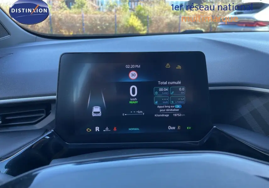 Vue rapprochée de l’écran digital du tableau de bord du MG3 Dover White 2025, affichant les informations de conduite.