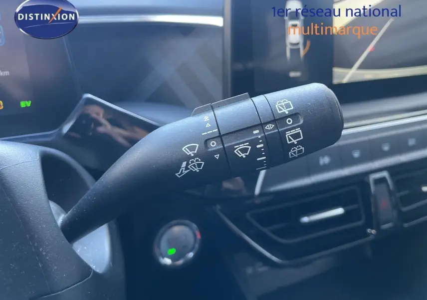 Gros plan sur la commande d’essuie-glace du MG3 1.5L Hybrid+ 2025 avec tableau de bord et écran tactile en arrière-plan.