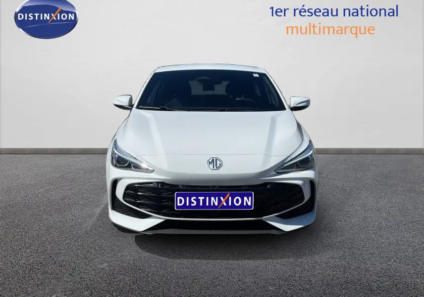 Vue frontale d'une MG3 Dover White 2025 avec calandre noire et phares LED fins, sur fond neutre extérieur.