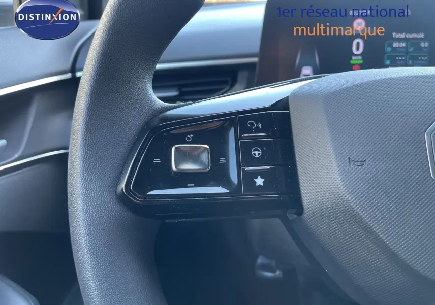 Gros plan sur la partie gauche du volant noir avec commandes tactiles du MG3 1.5L HYBRID+ 195CH COMFORT 2025.