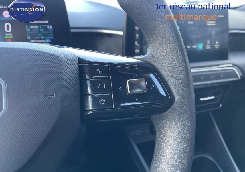 Gros plan sur le volant multifonction noir de la MG3 2025, avec commandes tactiles et tableau de bord numérique en arrière-plan.