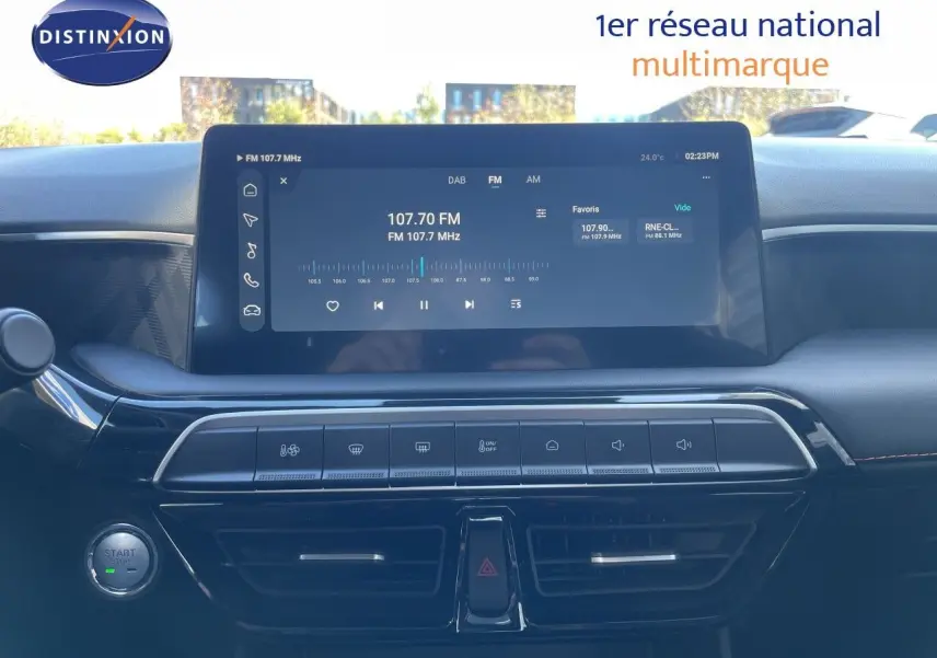 Vue intérieure du tableau de bord du MG3 2025 en Dover White, avec écran tactile central affichant la radio FM.
