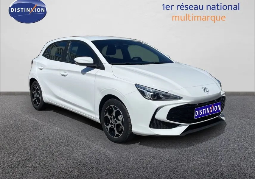 Vue 3/4 avant droite d'une MG3 1.5L HYBRID+ 195CH Comfort blanche Dover avec jantes alliage bicolores.