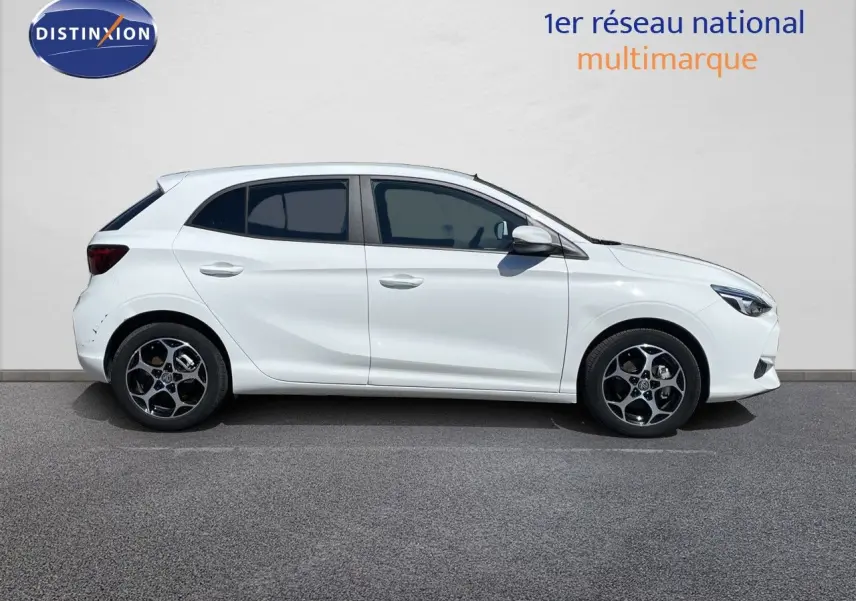 Vue de profil côté gauche d'une MG3 1.5L HYBRID+ 195CH COMFORT blanche Dover, avec jantes alliage bicolores.