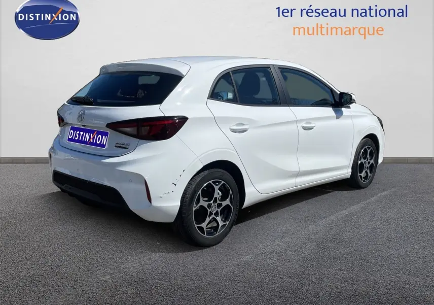 Vue 3/4 arrière droite de la MG3 1.5L Hybrid+ 195ch en blanc Dover avec jantes alliage bicolores et feux arrière foncés.