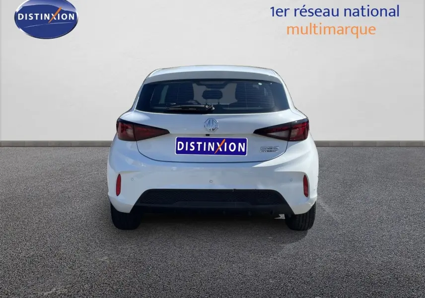 Vue arrière du MG3 Dover White 2025, hybride essence, avec feux arrière foncés et logo MG visible.