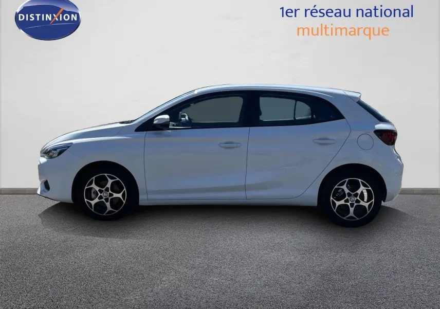 Vue de profil côté gauche d’une MG3 1.5L Hybrid+ 195ch en blanc Dover avec jantes alliage biton et vitres teintées.