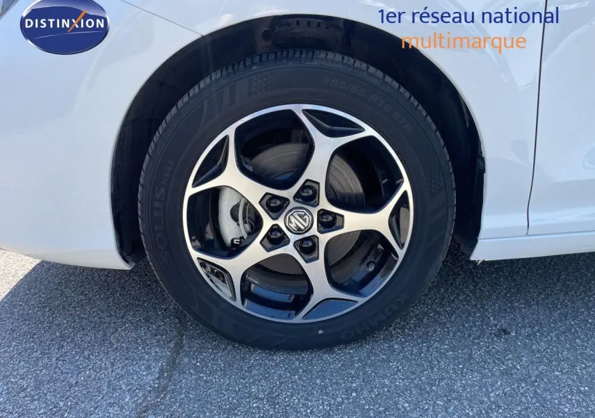 Gros plan sur la roue avant droite de la MG3 Dover White 2025, mettant en valeur la jante alliage bicolore et le logo MG central.