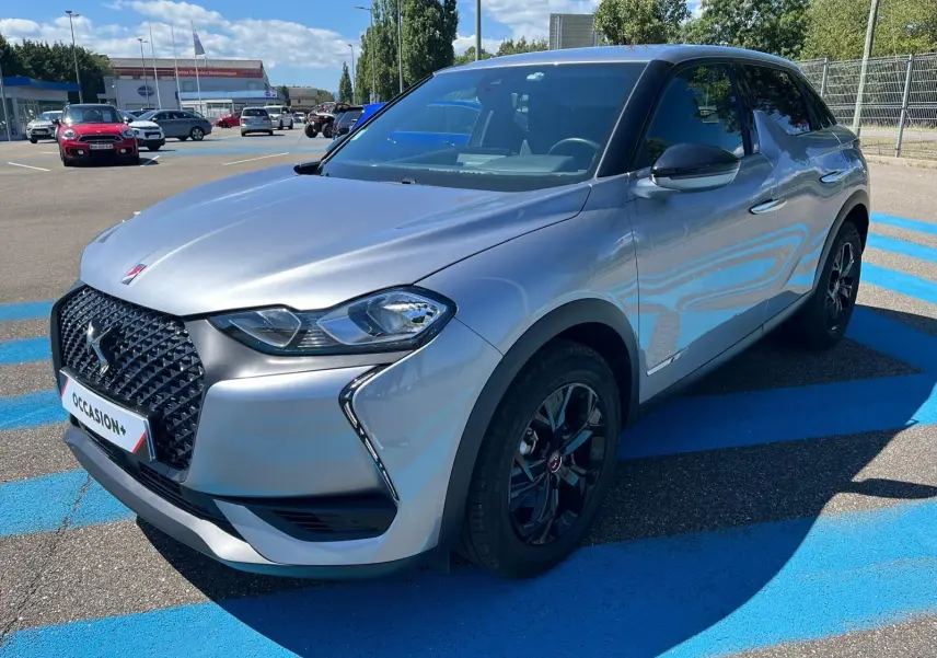 DS3 Crossback Performance Line grise vue 3/4 avant droit, avec calandre distinctive et jantes alliage noires