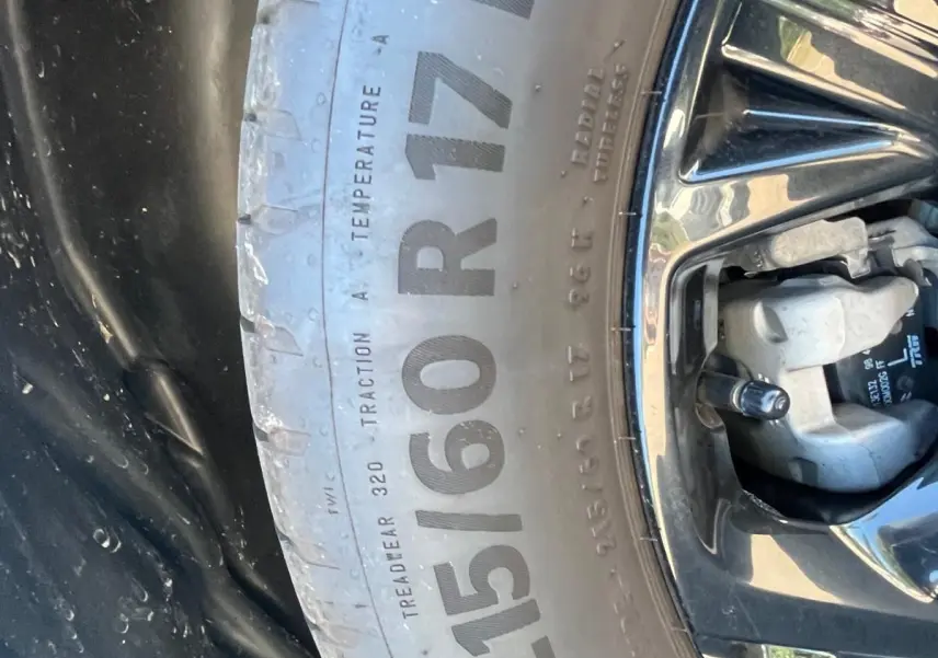 Gros plan sur la jante alliage 17" Dubai noire du DS3 Crossback Performance Line gris métallisé.