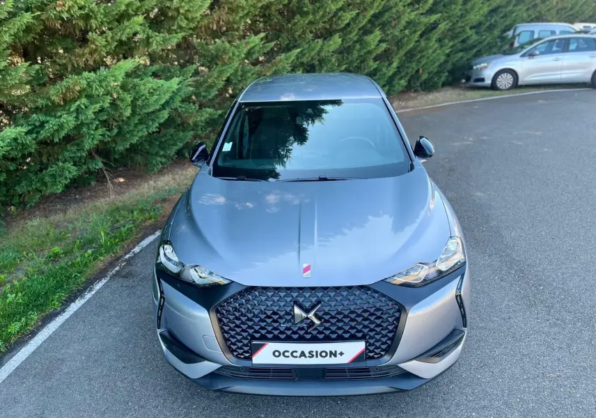 Vue avant d'un DS3 Crossback Performance Line gris métallisé avec calandre noire et feux LED distinctifs.