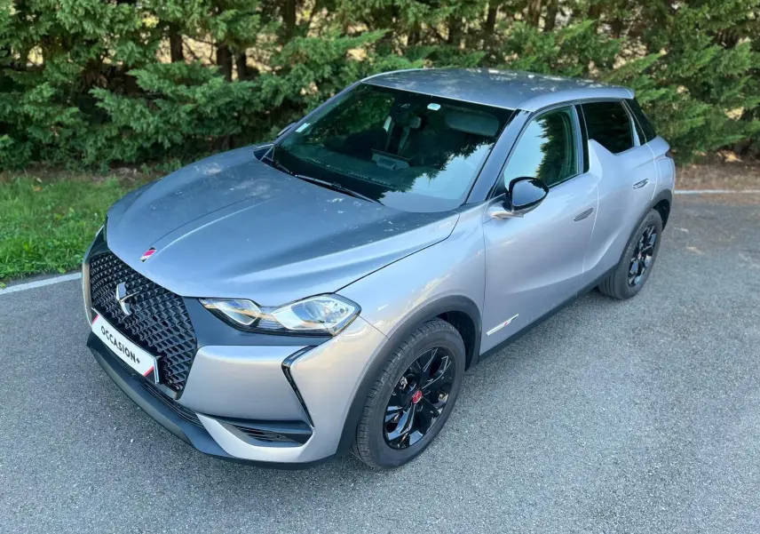 DS3 Crossback Performance Line grise vue 3/4 avant avec jantes noires et calandre distinctive noire.