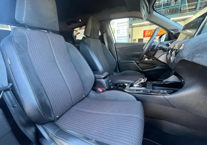 Vue intérieure côté conducteur du DS3 Crossback Performance Line 2022, sièges tissu et alcantara noirs.