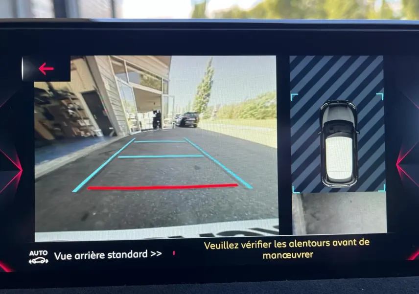 Vue caméra de recul et top-down du DS3 Crossback gris Performance Line, montrant l'aide au stationnement arrière.
