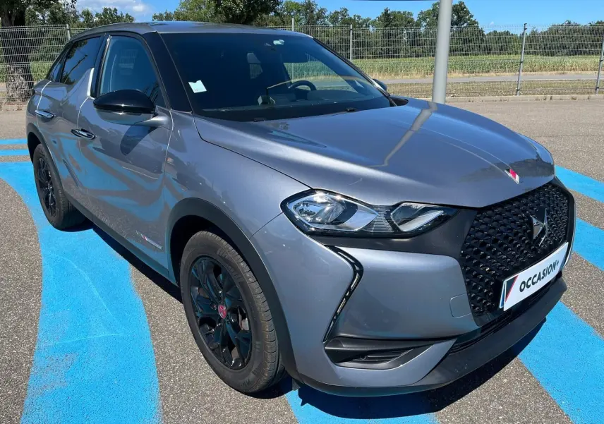 DS3 Crossback Performance Line grise vue 3/4 avant droit, avec calandre noire et jantes alliage noires 17 pouces.