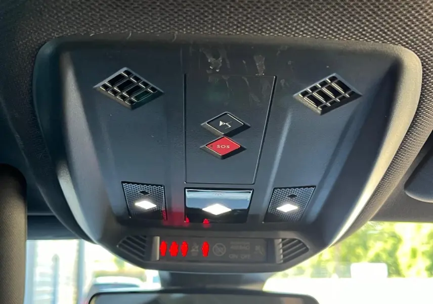 Vue intérieure du plafonnier noir avec boutons SOS et éclairages LED dans un DS3 Crossback Performance Line 2022.