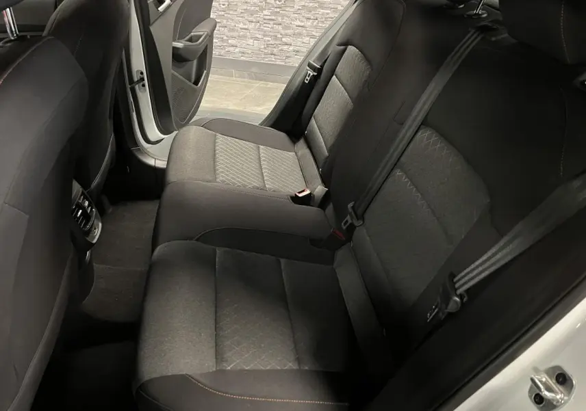 Vue intérieure côté droit des sièges arrière noirs en tissu de la MG3 1.5 Hybrid+ 195 Comfort blanche 2024.