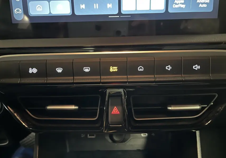 Vue rapprochée de la console centrale noire du MG3 2024 avec boutons de climatisation et prises USB visibles