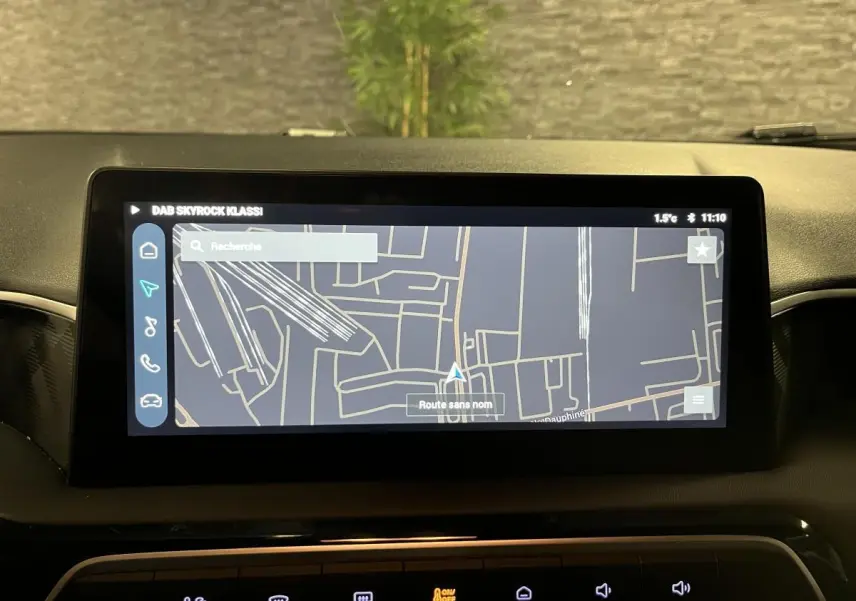 Écran tactile central affichant la navigation GPS dans l'habitacle d'une MG3 blanche 2024.