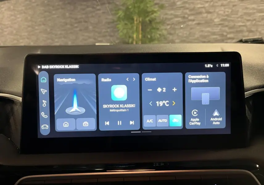 Écran tactile central de 10,25 pouces affichant navigation, radio et climatisation dans MG3 blanc 2024.