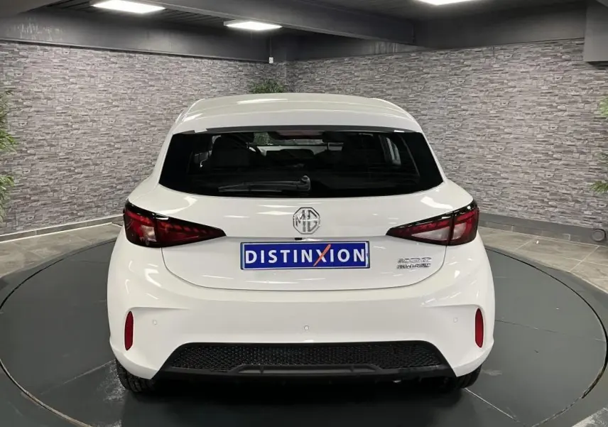 Vue arrière d'une MG3 1.5 Hybrid+ 195 Comfort blanche, avec feux arrière sombres et plaque Distinxion.