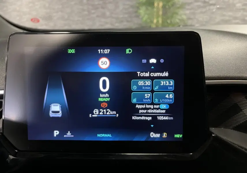 Écran numérique central du tableau de bord du MG3 blanc 2024 affichant vitesse, autonomie et informations de conduite.