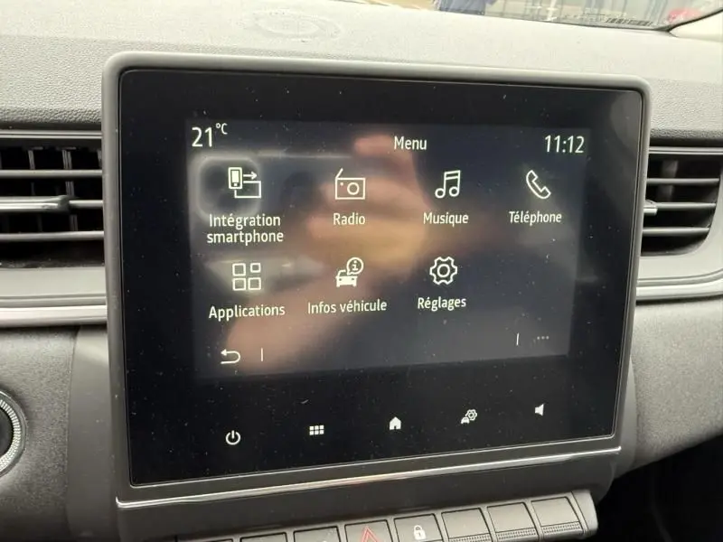Écran tactile central du tableau de bord du Renault Captur E-Tech 145 Zen 2022 affichant le menu multimédia.