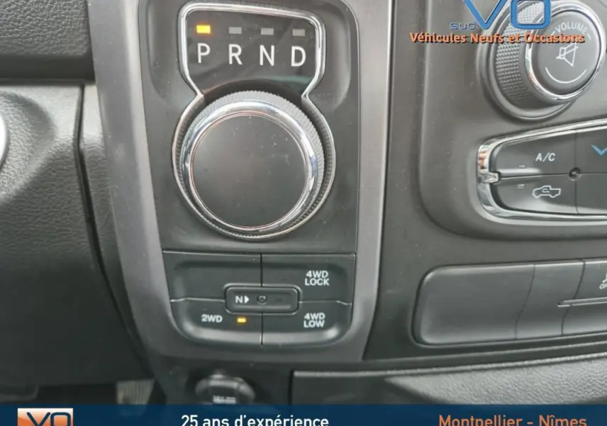 Gros plan sur la molette de boîte automatique et commandes 4WD du Dodge RAM Crew SLT Classic Black gris foncé 2022.