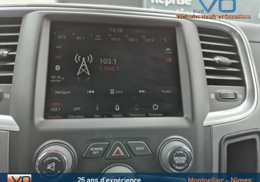 Vue rapprochée de l'écran tactile central du Dodge RAM Crew SLT Classic Black Package gris foncé 2022.