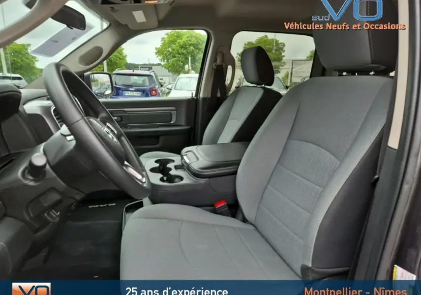 Intérieur avant du Dodge RAM Crew SLT Classic Black Package 2022, sièges gris et tableau de bord côté gauche visible.