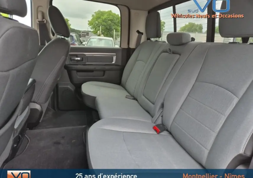 Vue intérieure côté droit du Dodge RAM Crew SLT Classic Black Package 2022, sièges arrière gris foncé en tissu.