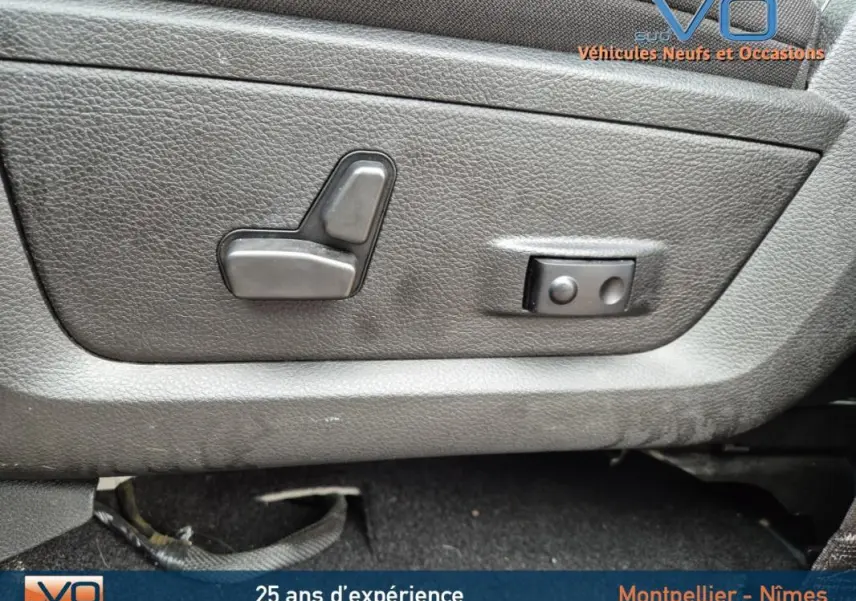 Détail des commandes de réglage électrique du siège côté conducteur du Dodge RAM gris foncé 2022 Crew SLT Classic Black Package.