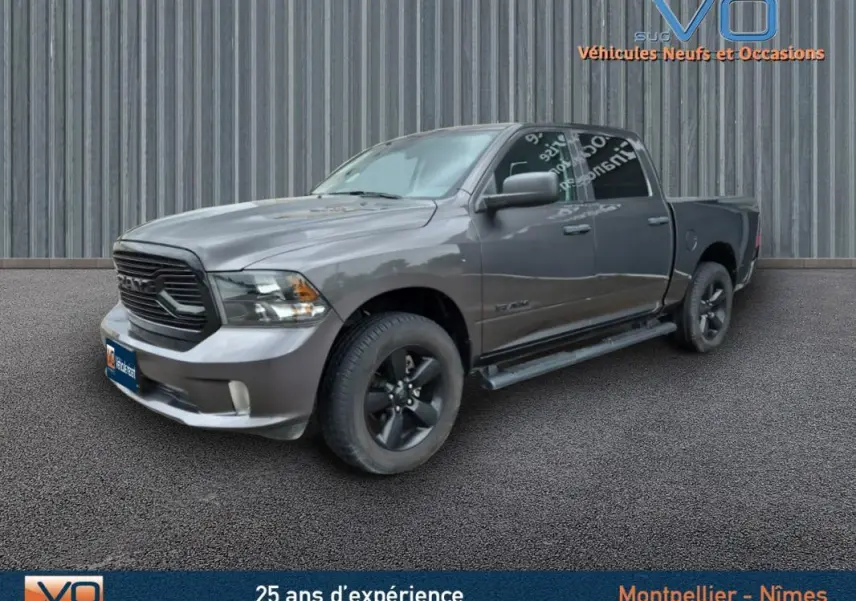 Dodge RAM Crew SLT Classic Black Package gris foncé, vue 3/4 avant droit, jantes noires et calandre sombre.