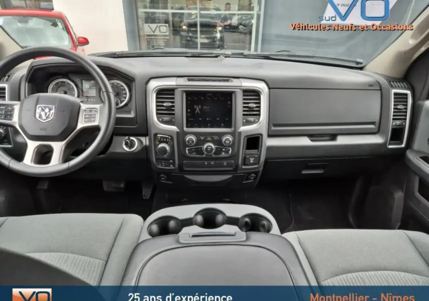 Vue intérieure frontale du tableau de bord et volant du Dodge RAM Crew SLT Classic Black Package gris foncé 2022.