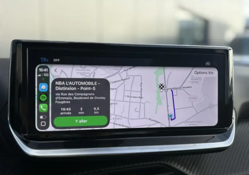 Écran tactile intérieur du Peugeot 2008 Hybrid 145 Allure montrant la navigation avec Apple CarPlay.