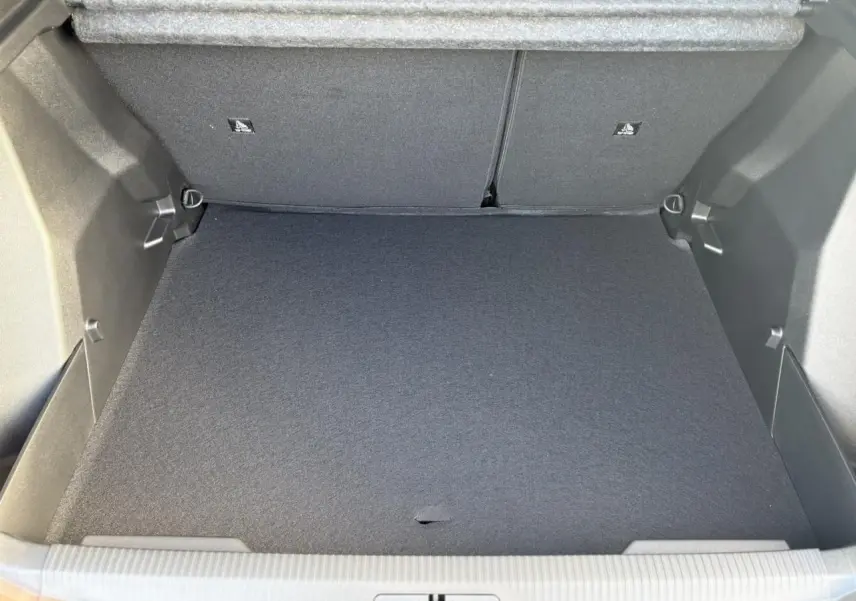 Coffre ouvert de Peugeot 2008 Hybrid 145 e-DSC6 Allure gris Selenium, montrant un espace de rangement vide et propre.