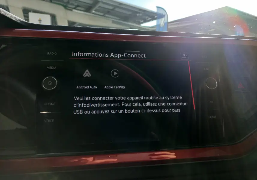 Image intérieure du tableau de bord de la Volkswagen Polo 2024, écran tactile affichant la connexion App-Connect.
