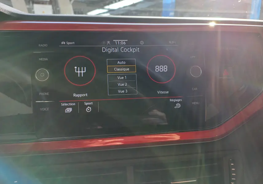 Écran digital cockpit de la Volkswagen Polo GTI 2024, affichant le mode Sport et les options de vue du tableau de bord.