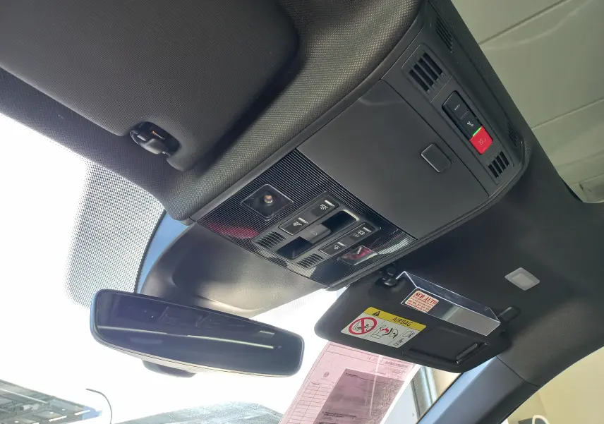 Vue intérieure du toit noir avec panneau de commandes et rétroviseur de la Volkswagen Polo GTI 2024.