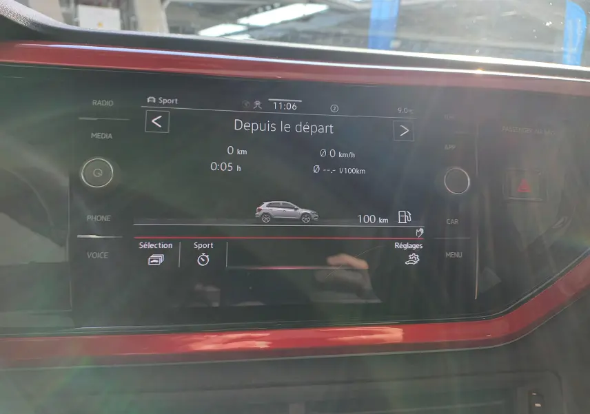 Écran tactile du tableau de bord de la Volkswagen Polo 2.0 TSI 207 GTI 2024 affichant les données de conduite en mode Sport.