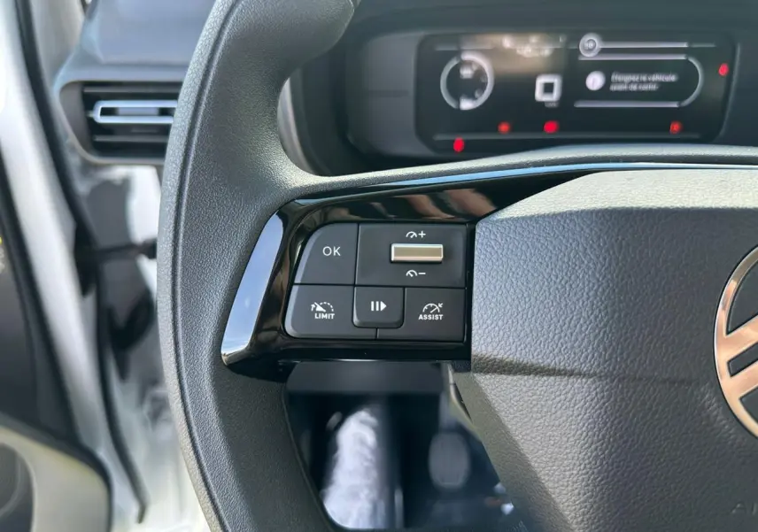 Vue intérieure côté droit du coffre blanc Icy du Citroën Berlingo III Van Taille M avec plancher gris et anneaux d'arrimage.