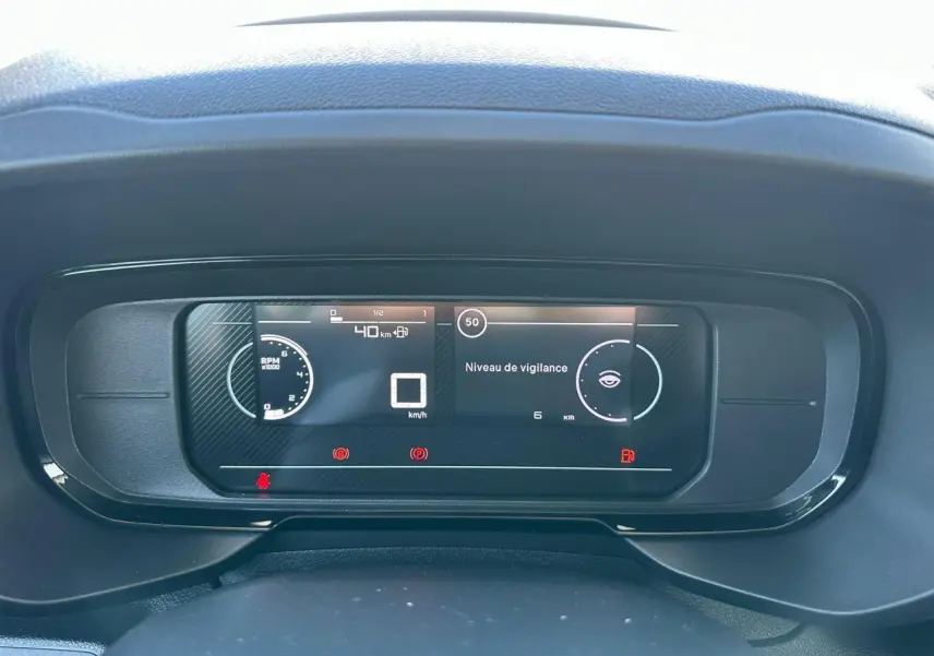 Gros plan sur la roue arrière droite avec jante tôle grise du Citroën Berlingo blanc Icy 2026.