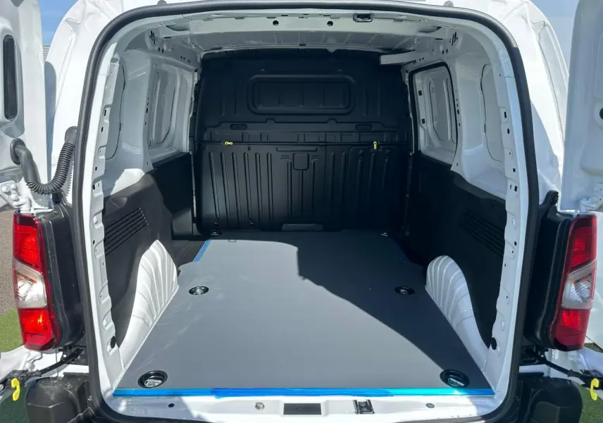 Détail de l’intérieur côté passager du Citroën Berlingo blanc, montrant la planche de bord et la grille d’aération.